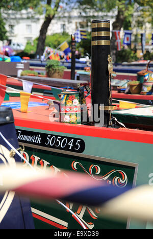 Les bateaux colorés et les chalands de la cavalcade du canal d'été annuel, dans la Petite Venise, l'ouest de Londres, Angleterre, RU Banque D'Images