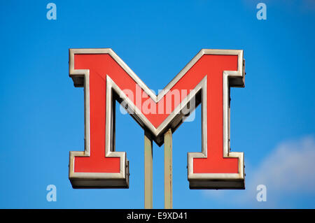 Vue horizontale de la Metro sign à Lisbonne. Banque D'Images