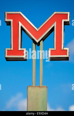 Vue verticale de la Metro sign à Lisbonne. Banque D'Images