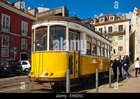 La traditionnelle de streetview horizontale tramway jaune à Lisbonne. Banque D'Images