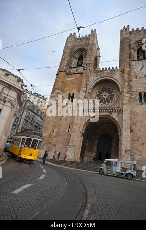 La verticale de streetview tramway traditionnel jaune en face de la Cathédrale de Lisbonne. Banque D'Images