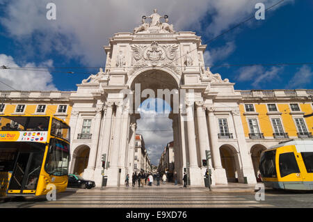 Streetview horizontale de la rue Augusta Arch dans Place du Commerce à Lisbonne. Banque D'Images