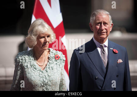 La ville de Mexico, Mexique. 29Th sep 2014. La Prince Charles (R) et son épouse Camila, duchesse de Cornouailles, réagir après avoir posé pour une photographie officielle dans la cour centrale du Palais National, dans la ville de Mexico, capitale du Mexique, le 3 novembre à 2014. Crédit : Pedro Mera/Xinhua/Alamy Live News Banque D'Images