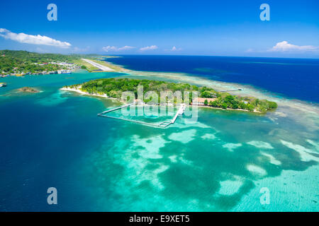 Photo aérienne de l'Aéroport International Juan Manuel Galvez sur Roatan island Banque D'Images