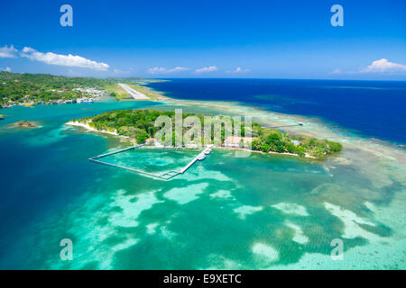 Photo aérienne de l'Aéroport International Juan Manuel Galvez sur Roatan island Banque D'Images