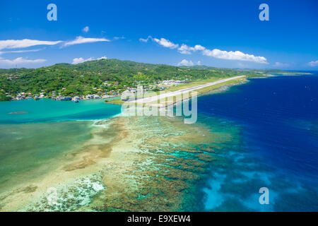 Photo aérienne de l'Aéroport International Juan Manuel Galvez sur Roatan island Banque D'Images