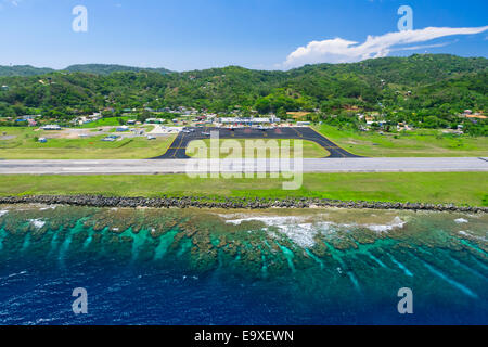 Photo aérienne de l'Aéroport International Juan Manuel Galvez sur Roatan island Banque D'Images