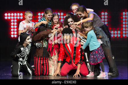 David Jordan à partir de la comédie musicale "Michael Jackson Thriller Live' avec les enfants de l'école composé, comme les zombies. Banque D'Images