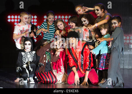 David Jordan à partir de la comédie musicale "Michael Jackson Thriller Live' avec les enfants de l'école composé, comme les zombies. Banque D'Images