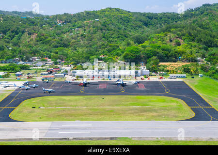 Photo aérienne de l'Aéroport International Juan Manuel Galvez sur Roatan island Banque D'Images