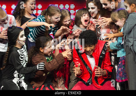 David Jordan à partir de la comédie musicale "Michael Jackson Thriller Live' avec les enfants de l'école composé, comme les zombies. Banque D'Images