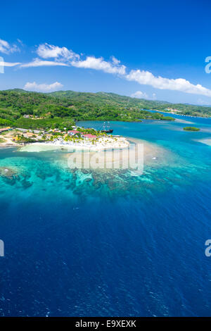 Photo aérienne de l'Aéroport International Juan Manuel Galvez sur Roatan island Banque D'Images