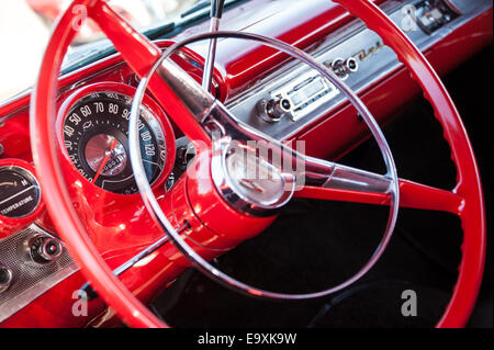 Voir le tableau de bord d'un rouge lumineux, Chevy Bel Air à la hommes de la grâce Car Show à Snellville, Georgia, USA. Banque D'Images