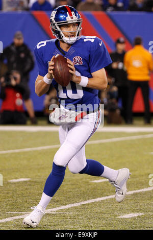 East Rutherford, New Jersey, USA. 29Th sep 2014. New York Giants quarterback Eli Manning (10) brouille avec le ballon au cours de la NFL match entre les Indianapolis Colts et les Giants de New York au Stade MetLife à East Rutherford, New Jersey. Christopher (Szagola/Cal Sport Media) Credit : Cal Sport Media/Alamy Live News Banque D'Images