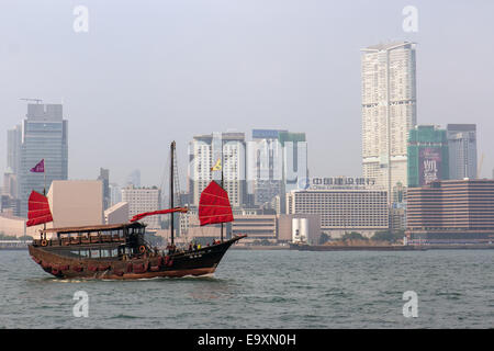 La voile traditionnelle junk à Hong Kong Banque D'Images