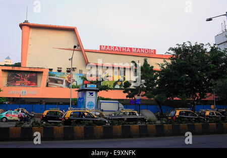 Mumbai, Maharashtra, Inde. 10 Oct, 2014. De l'extérieur au cinéma Maratha Mandir Mumbai Central. L'Hindi Bollywood film romantique 'Dilwale Dulhania Le Jayenge' a commencé sa 20e année de ininterrompue d'à l'emblématique Maratha Mandir salle de cinéma. C'est le film le plus ancien de l'histoire du cinéma. Oct 20, 1995, l'histoire d'amour classique joue encore aux maisons. © Subhash Sharma/ZUMA/ZUMAPRESS.com/Alamy fil Live News Banque D'Images