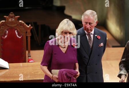 La ville de Mexico, Mexique. 29Th sep 2014. Le Prince Charles de galles (R) et son épouse Camila (L), duchesse de Cornouailles, réagir après avoir signé le livre d'or lors de leur visite au musée de San Ildefonso à Mexico, capitale du Mexique, le 3 novembre à 2014. Crédit : Jose Mendez/Piscine/Xinhua/Alamy Live News Banque D'Images