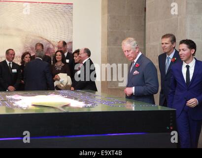 La ville de Mexico, Mexique. 29Th sep 2014. Le Prince Charles de galles (3R) La montre un modèle de la nouvelle ville du Mexique de l'Aéroport International de Mexico City, capitale du Mexique, le 3 novembre à 2014. Crédit : Jose Mendez/Piscine/Xinhua/Alamy Live News Banque D'Images