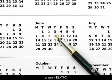 Calendrier stylo et isolé sur un fond blanc. Banque D'Images