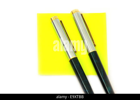 Deux stylos et un post it jaune. Banque D'Images