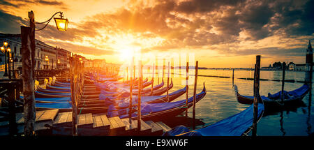 Vue panoramique de Venise avec les gondoles au lever du soleil, de l'Italie Banque D'Images