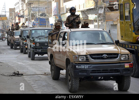 Quetta. 4ème Nov, 2014. Policiers pakistanais patrouille sur la route de l'Ashoura procession sur le dixième jour du mois de Muharram saints islamiques dans le sud-ouest du Pakistan Quetta, Novembre 4, 2014. Les autorités pakistanaises ont renforcé la sécurité dans tout le pays pour l'Achoura sensibles jours du mois sacré de Mouharram. © Asad/Xinhua/Alamy Live News Banque D'Images