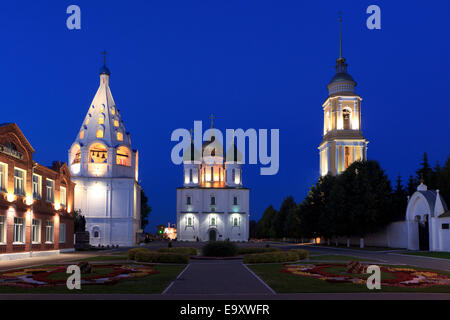 Place de la cathédrale dans la vieille ville de Kolomna, en Russie, au crépuscule Banque D'Images