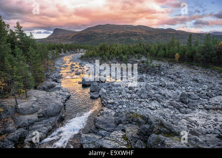 Près de la rivière Sjoa Gjendesheim, Jotunheim Parc National, Norvège Banque D'Images