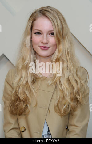 Hannah Dodd arrive pour la fête de lancement de la campagne Burberry. Banque D'Images