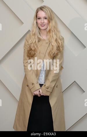 Hannah Dodd arrive pour la fête de lancement de la campagne Burberry. Banque D'Images