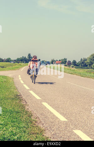 L'homme sur vélo couché vélo Banque D'Images