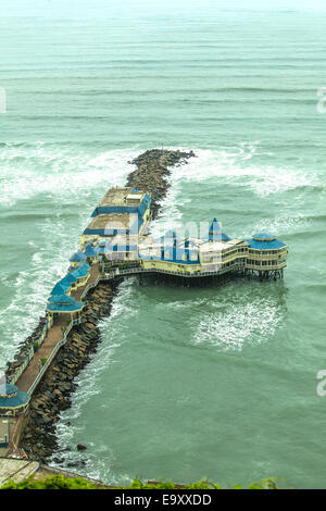 Le restaurant La Rosa Nautica construit sur un quai sur la côte de Lima, Pérou Banque D'Images