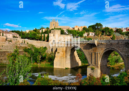 Puente de San Martin pont sur le Tage à Tolède, Espagne Banque D'Images