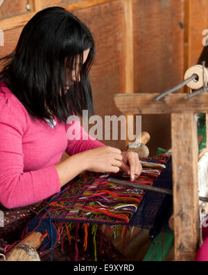 Femme tissant un tapis bhoutanais, Chhume Zungney, vallée, District, le Bhoutan Bumthang Banque D'Images