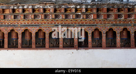 Roues de prière au temple à Wangdue Phodrang Wangdue Phodrang Dzong, Bhoutan, Banque D'Images