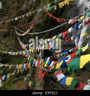 Drapeaux de prière au monastère de Taktsang suspendu, la vallée de Paro, Bhoutan, district de Paro Banque D'Images