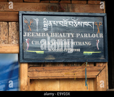 Pancarte à l'extérieur d'un salon de beauté, Chokhor Ville, District, le Bhoutan Bumthang Banque D'Images