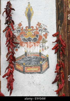 Chili Peppers accroché sur un mur, Chokhor Ville, District, le Bhoutan Bumthang Banque D'Images