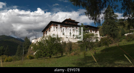 Low angle view of a Rinpung Dzong, vallée de Paro, Bhoutan, district de Paro Banque D'Images