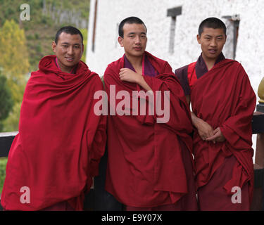 Les moines de Rinpung Dzong, vallée de Paro, Bhoutan, district de Paro Banque D'Images