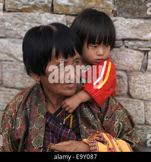 Femme en prière avec sa petite-fille au niveau national Memorial Chorten, Thimphu, Bhoutan Banque D'Images