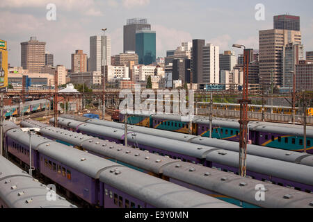 Former des voies et des trains à la gare centrale de Park Station et l'horizon de Johannesburg, Gauteng, Afrique du Sud Banque D'Images