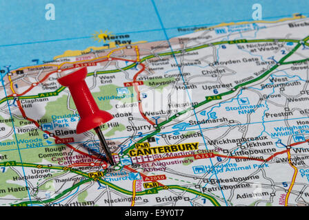 Carte rouge broche en route vers ville de Canterbury Banque D'Images