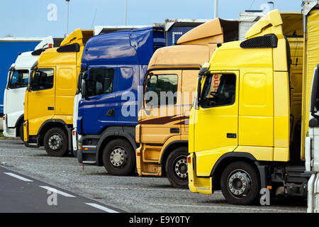 De nombreux camions debout sur un parking de l'autoroute Banque D'Images