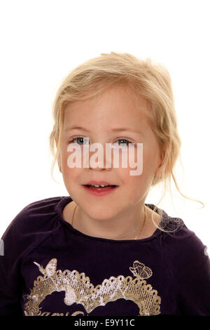 Portrait d'une fille. Tête de l'enfant contre un fond blanc. Banque D'Images