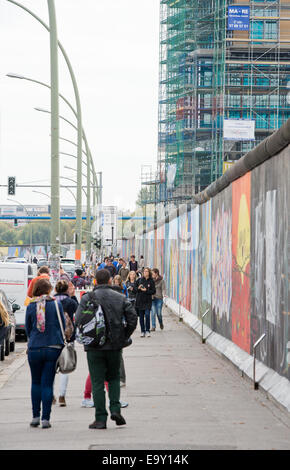 Promenade touristique le long d'un tronçon du Mur de Berlin le long Muehlenstrasse, Berlin, Allemagne, 10 octobre 2014. De nos jours, la section est connue sous le nom de East Side Gallery. Photo : Lukas Schulze/dpa Banque D'Images