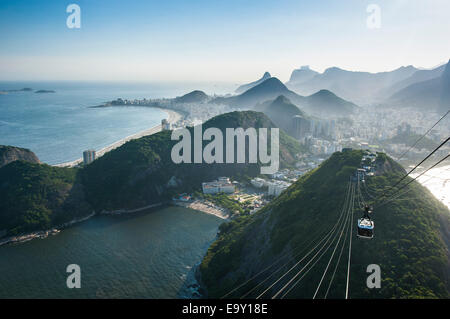 Vue depuis le mont Sugarloaf ou Pão de Açúcar et le fameux téléphérique, Rio de Janeiro, Brésil Banque D'Images