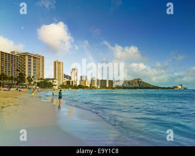 Arc-en-ciel sur la plage de Waikiki, Honolulu, Oahu, Hawaii, United States Banque D'Images