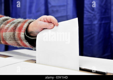 Close-up of a part mettre un vote dans l'urne Banque D'Images