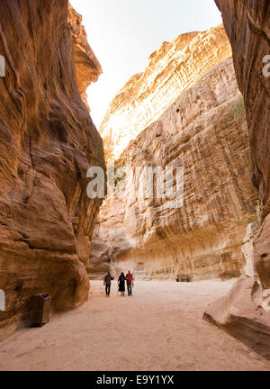 Les touristes sont marcher dans "la Siq'.'La Siq' est une gorge étroite qui conduit les visiteurs à Petra en Jordanie Banque D'Images